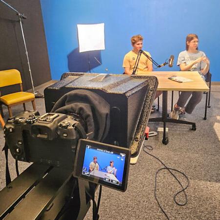 学生们在圣. 开云app下载的传播和媒体研究工作室.