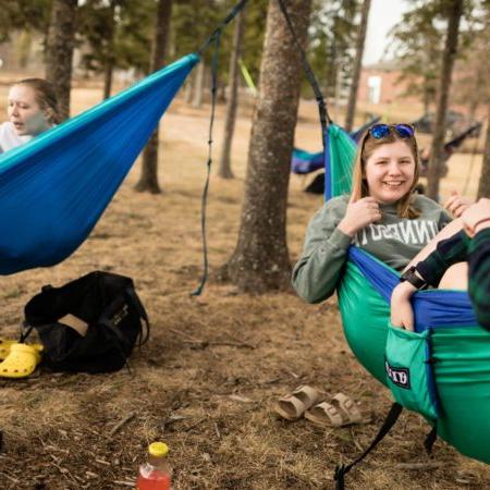 Students hanging out in Hammocks on the Duluth campus of St. 开云app下载.